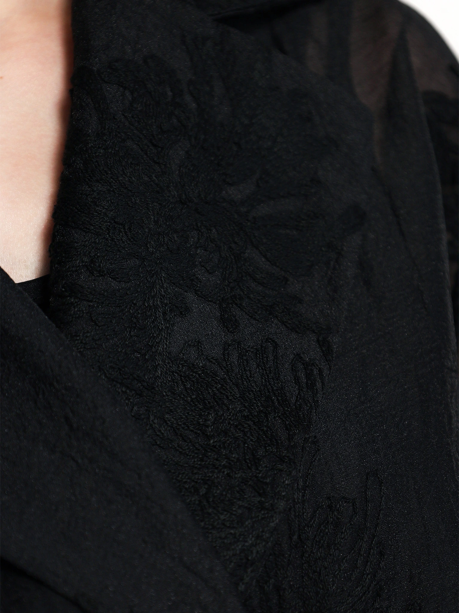 Блуза черного цвета прямого кроя с узорами